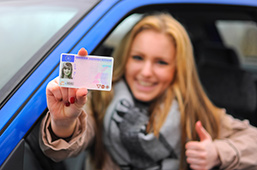 Frau Fuehrerschein in Hand MPU Bergmann