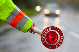 Polizei halt Polizeikelle MPU Bergmann Fotolia