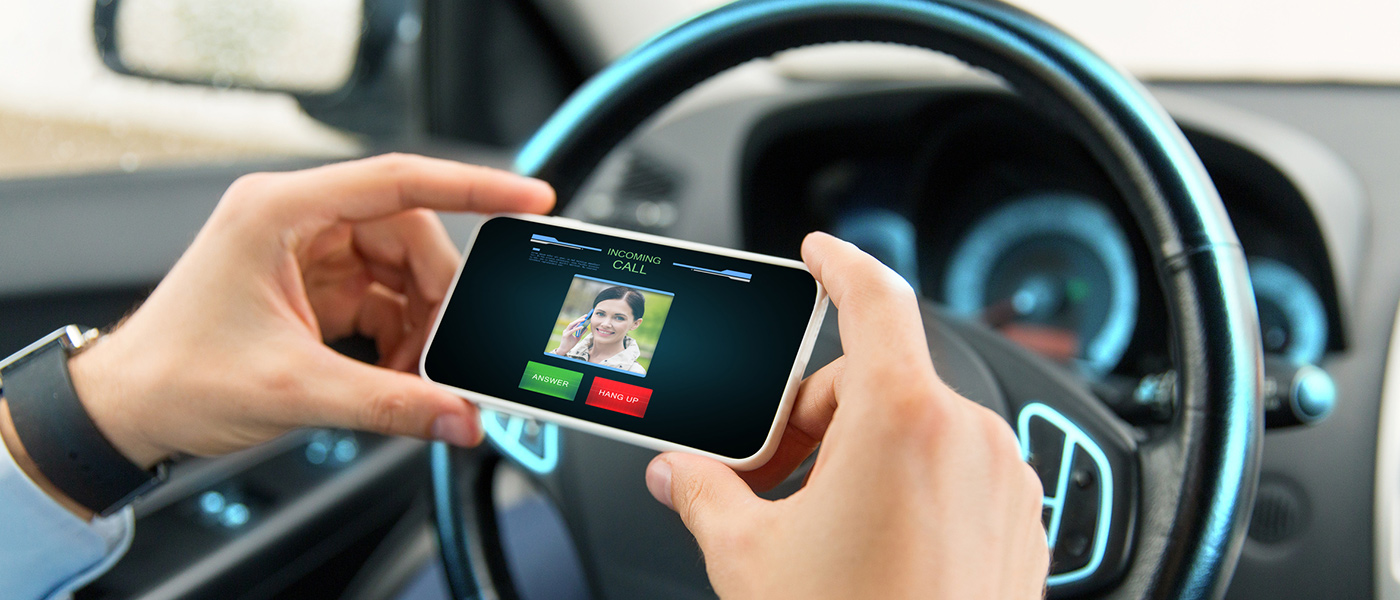 Hände-Handy-Lenkrad-MPU-Bergmann